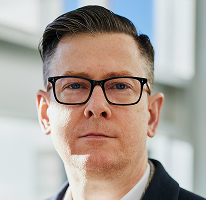 Portrætbillede af Alexander Hughes, direktør og CEO i et kryptohandelsfirma